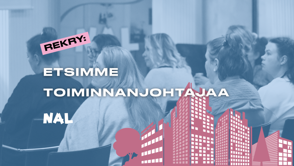 Sinisävyinen kuva ihmisistä istumassa seminaarissa. Teksti: Rekry: Etsimme toiminnanjohtajaa. NALin logo valkoisell tekstin alla. Kaupungin siluetti tumman punaisella oikeassa alareunassa.