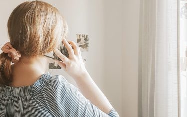 Auttavat puhelimet ja chatit