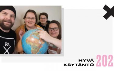 Hyvä käytäntö 2020. Josnan työntekijät osoittavat Joensuuta karttapallolla.