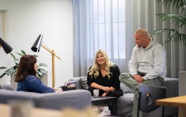 Katu-hankkeen työntekijät istuvat sohvilla keskustelemassa