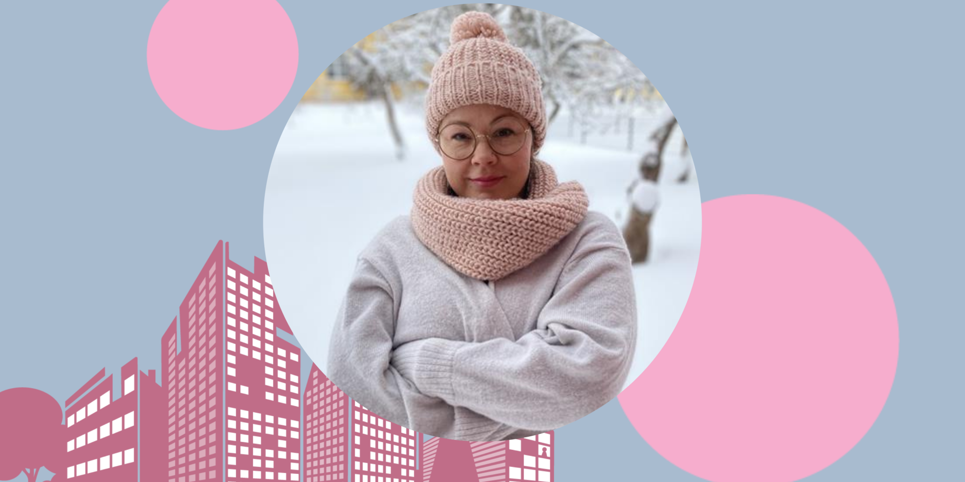 Vaaleansinisellä taustalla kuva Tuuliasta. Tuulialla on talvivaatteet päällä.