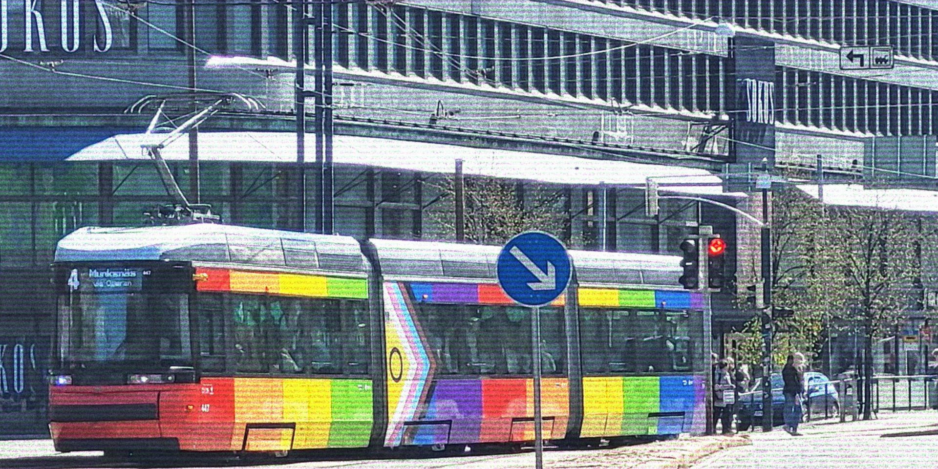 Sateenkaarenvärinen raitiovaunu Helsingin keskustassa