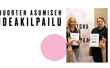 Ideakilpailun voittajat hymyilevät kuvassa stipendien kanssa