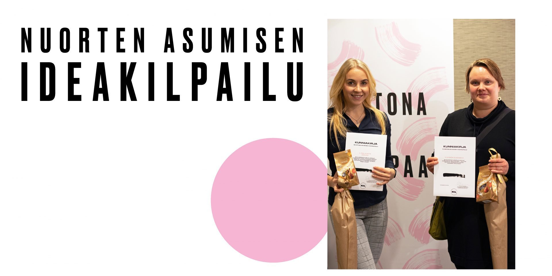 Ideakilpailun voittajat hymyilevät kuvassa stipendien kanssa