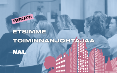 Sinisävyinen kuva ihmisistä istumassa seminaarissa. Teksti: Rekry: Etsimme toiminnanjohtajaa. NALin logo valkoisell tekstin alla. Kaupungin siluetti tumman punaisella oikeassa alareunassa.